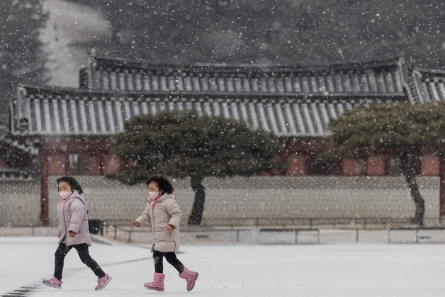 전국 곳곳에 대설주의보가 발효된 19일 오후 경기도 수원시 팔달구 화성행궁에서 어린이들이 즐거운 시간을 보내고 있다. 2022.1.19/뉴스1 © News1