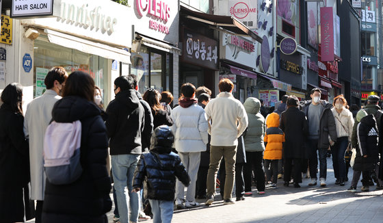 16일 서울 중구 명동거리에 시민들이 점심을 먹기 위해 줄 서 있다.  © News1