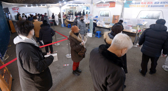 20일 오전 광주 광산구보건소 선별진료소에서 시민들이 진단 검사를 받기 위해 길게 줄지어 서 있다. 전날 광주에서는 359명이 신종 코로나바이러스 감염증(코로나19)에 감염돼 역대 일 최다 확진자수를 기록했다. 2022.1.20/뉴스1 © News1