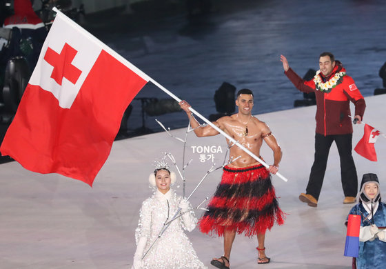 평창동계올림픽 개막식에서 퉁가 선수단의 기수 피타 타우파토푸아가 윗옷을 벗고 입장하고 있다. 2018.2.9/뉴스1 © News1