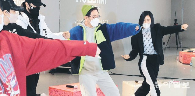 스트리트 댄서로 변신한 이재명 더불어민주당 이재명 대선 후보(오른쪽에서 두 번째)가 20일 서울 성동구 ‘원밀리언 댄스 스튜디오’에서 안무가 리아킴(오른쪽) 등
 유명 스트리트 댄서들에게 춤동작을 배우고 있다. 이 후보는 이날 문화예술 공약을 발표했다. 사진공동취재단