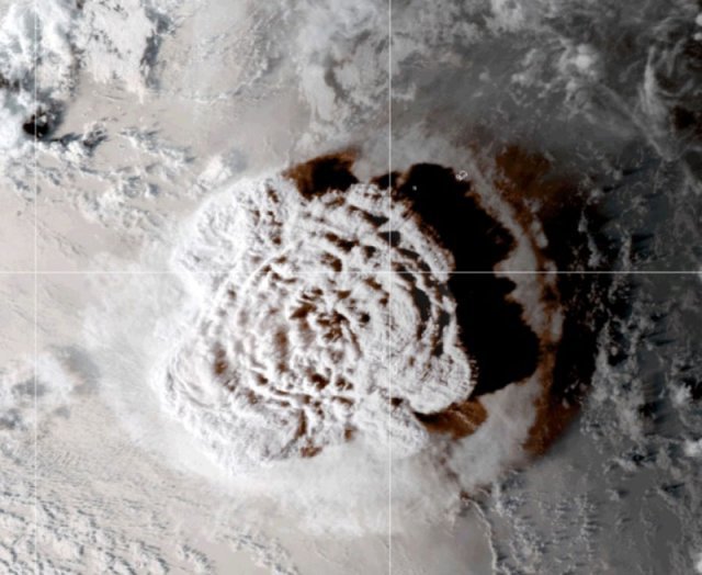이달 15일 오후 1시 10분(한국 시간) 남태평양 통가 인근 해저에서 역대급 규모로 화산이 폭발하고 있다. NASA 제공