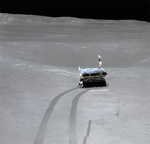 중국의 무인 달 탐사선 ‘창어4호’에서 분리된 탐사 로버 ‘옥토끼-2’가 달 뒷면에서 바퀴 자국을 남기며 이동하고 있다. 위키미디어 제공