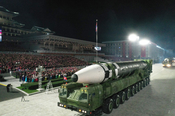 북한이 지난 2020년 10월10일 조선노동당 창건 제75주년 기념 열병식에서 공개한 신형 대륙간탄도미사일(ICBM) ‘화성-17형’. (평양 노동신문=뉴스1)