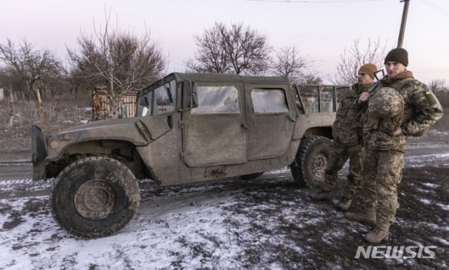 친 러시아 반군 전선 근무하는 우크라이나 병사들. 뉴시스