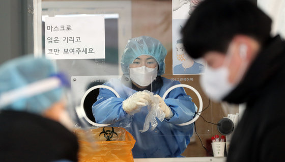 21일 오전 서울역 선별진료소에서 의료진이 코로나19 검사를 준비하고 있다. 뉴스1