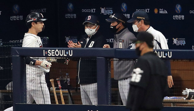 두산 베어스의 김태형 감독(왼쪽에서 두번째)과 NC 다이노스로 떠난 박건우(왼쪽 첫번째)/뉴스1 © News1