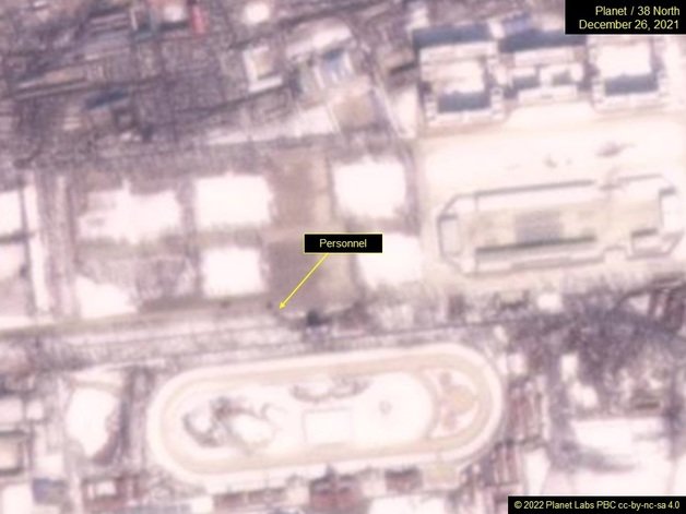 작년 12월26일 북한 평양 미림비행장 일대를 촬영한 상업용 인공위성 사진에서 열병식 준비 정황이 포착됐다. (마틴 윌리엄스 트위터) © 뉴스1