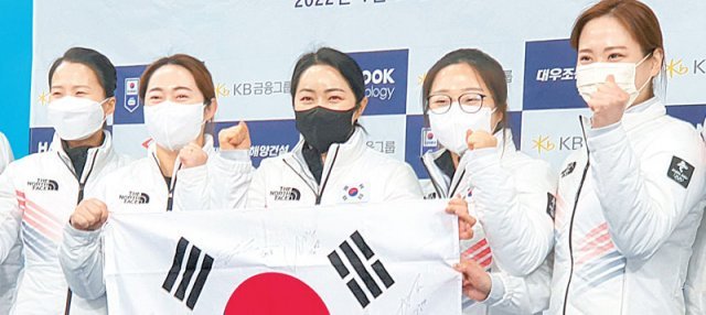 21일 강원 강릉컬링센터에서 열린 2022 베이징 겨울올림픽 여자 컬링 대표팀 미디어데이에서 ‘팀 킴’ 선수들이 선전을 다짐하고 있다. 대한컬링연맹 제공