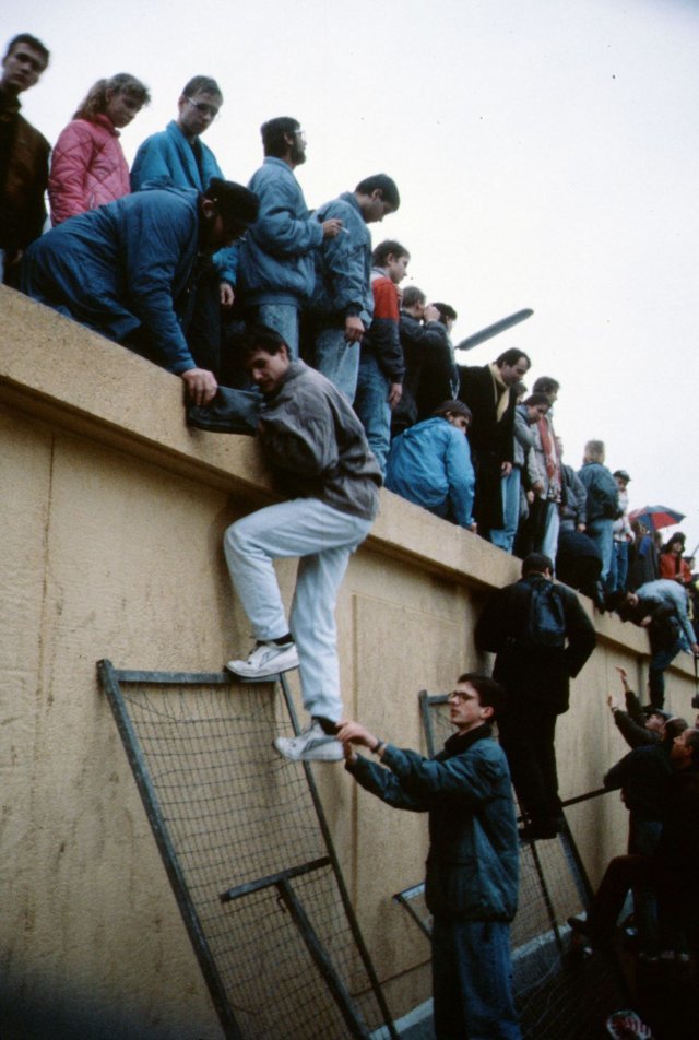 베를린 장벽이 무너지다. 사진출처: 위키피디아
