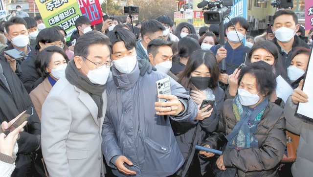 시민들과 거리서 기념사진 더불어민주당 이재명 대선 후보가 21일 서울 마포구 연남동 거리에서 ‘걸어서 민심 속으로’ 행사 도중 시민들과 기념사진을 찍고 있다. 이 후보는 이날 30분가량 즉석연설도 했다. 사진공동취재단