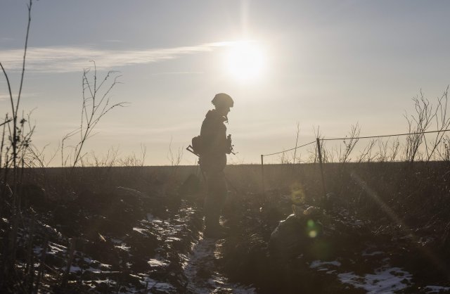 20일(현지시간) 우크라이나 도네츠크주 마리우폴에서 우크라이나군 병사들이 친 러시아 반군과의 대치 지역에서 근무하고 있다.마리우폴=AP/뉴시스