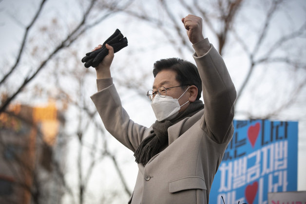 이재명 더불어민주당 대선 후보가 21일 ‘걸어서 민심 속으로’ 일환으로 서울 마포구 연남동 일대를 찾아 시민들 앞에서 거리 연설하며 양손을 들어보이고 있다. 2022.1.21/뉴스1 © News1 국회사진취재단