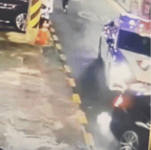 A씨와 경찰차가 부딪히는 모습. (온라인 커뮤니티 ‘보배드림 갈무리) © 뉴스1