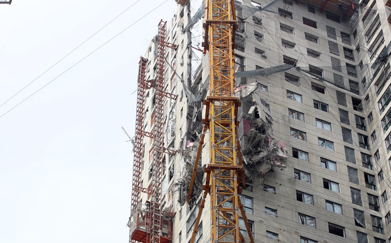 22일 오전 광주 서구 화정아이파크 붕괴 건물에 타워크레인이 걸려 있다. 2022.1.22/뉴스1 © News1