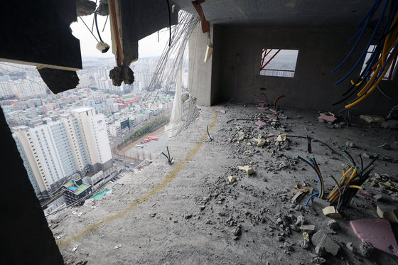 22일 오전 광주 서구 화정아이파크 붕괴 사고현장 내부가 언론에 공개되고 있다. 2022.1.22/뉴스1 © News1