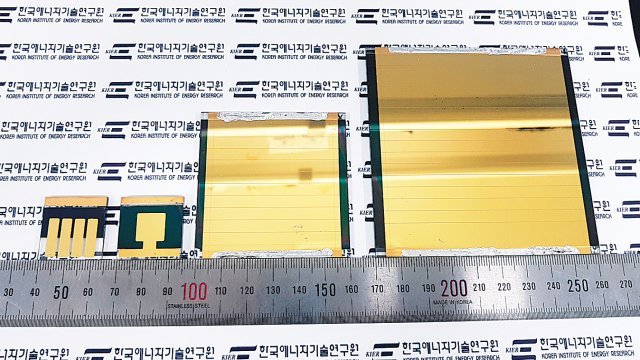 한국에너지기술연구원이 19일 면적을 25cm²와 64cm² 크기로 넓혀 각각 21.66%, 20.55%의 광전환효율을 달성해 
국제학술지 ‘사이언스’에 발표한 페로브스카이트 태양전지. 사진 왼쪽부터 0.1cm², 1cm², 25cm², 60cm² 넓이의 
페로브스카이트 태양전지다. 페로브스카이트 태양전지는 실리콘 태양전지보다 제조 공정이 단순하고, 더 높은 광전환효율에 도달할 수 
있다는 것이 장점이다. 한국에너지기술연구원 제공
