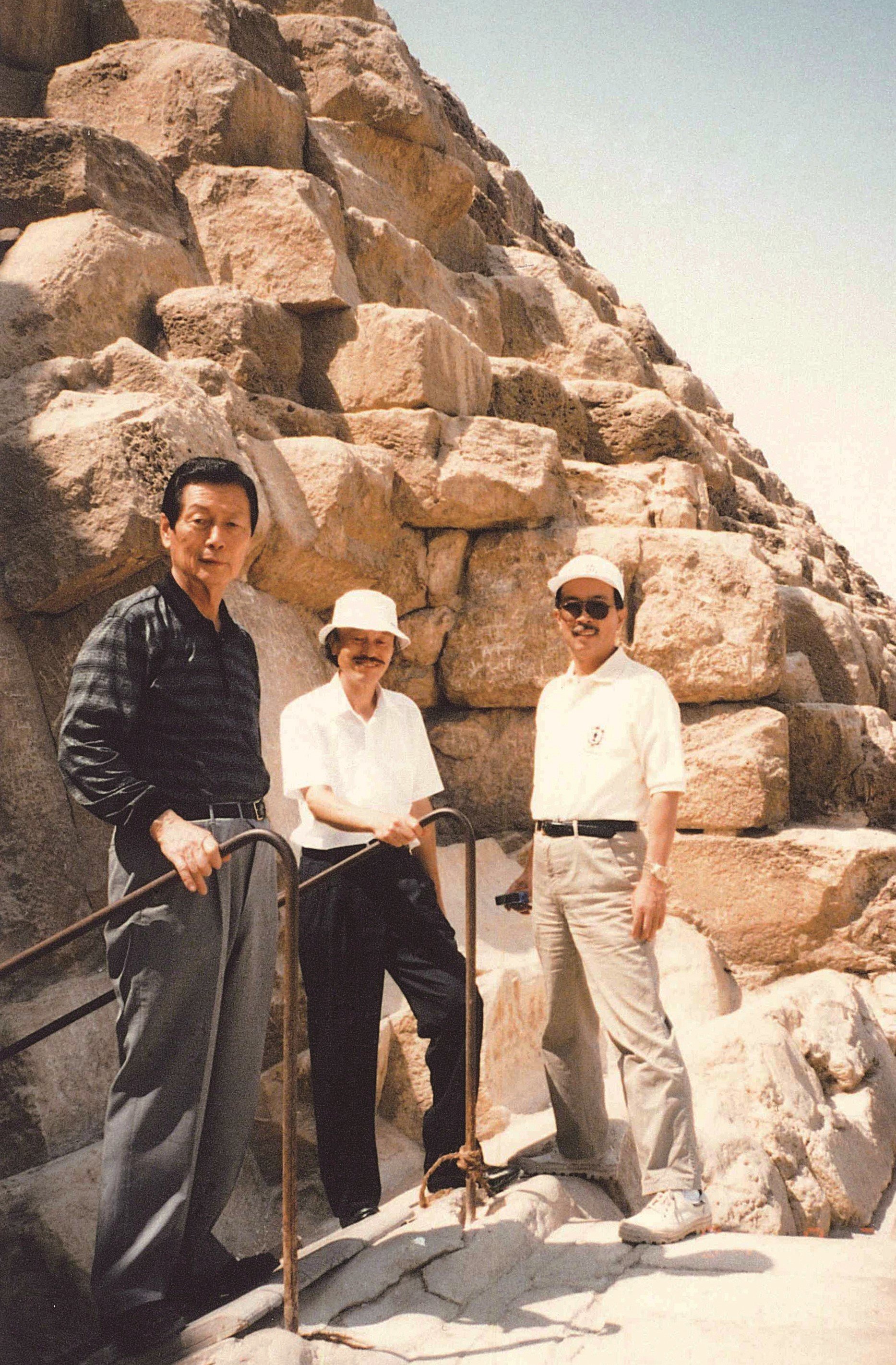 1994년 4월 이집트 피라미드 방문을 하고 있는 신격호 회장(왼쪽)과 건축가 오쿠노 쇼(가운데) 사진 롯데