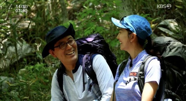 오세진 작가(오른쪽)는 아버지 오기환 씨와 함께 KBS ‘영상앨범 산’을 찍으며 소중한 추억도 쌓았다고 했다. 오세진 작가 제공.