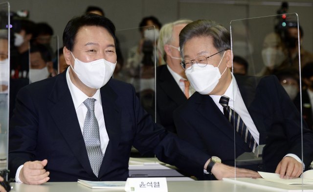 더불어민주당 이재명 대선 후보(오른쪽)와 국민의힘 윤석열 대선 후보. 사진공동취재단