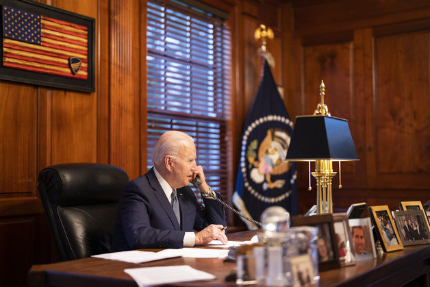 조 바이든 미국 대통령이 30일(현지시간) 오후 3시35분 블라디미르 푸틴 러시아 대통령과 전화통화를 갖고 있다. © 뉴스1(백악관 제공)