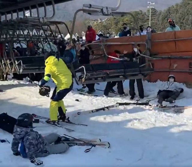 22일 오후 3시경 경기 포천시 베어스타운 스키장 리프트가 역주행하는 사고가 발생해 리프트에서 뛰어내린 승객들이 눈밭에 쓰러져 있다. 포천=뉴스1