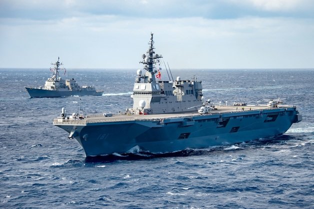 일본 해상자위대의 헬기 탑재형 대형 호위함 ‘휴가’(앞) (미 해군 7함대 트위터) © 뉴스1