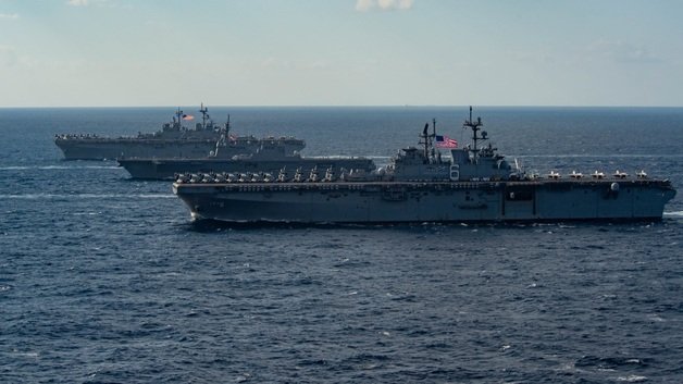 맨 앞부터 미 해군 강습상륙함 ‘아메리카’, 일본 해상자위대 헬기 탑재형 대형 호위함 ‘휴가’, ‘미 해군 강습상륙함 ’에식스‘ (미 해군 7함대 트위터) © 뉴스1