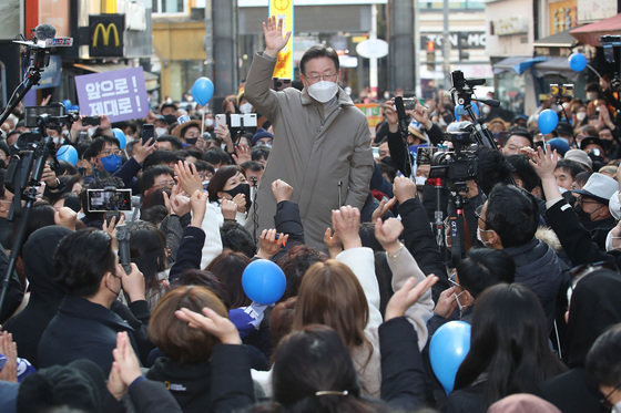 이재명 더불어민주당 대선 후보가 23일 오후 서울·경기 매타버스(매주 타는 민생 버스) ‘걸어서 민심 속으로’의 일환으로 경기 안성시 명동거리를 찾아 연설을 마친 후 시민들에게 인사하고 있다. 2022.1.23/뉴스1 ⓒ News1 국회사진취재단