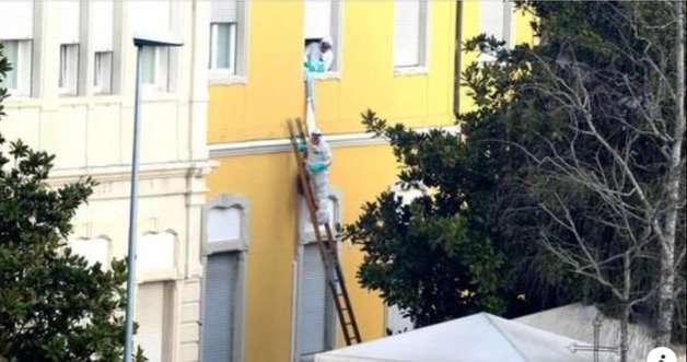 수사관들이 숨진 마리오 피노티가 발견된 외벽을 살펴보고 있다. (더선 갈무리) © 뉴스1