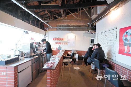 MZ세대인 이선행 씨가 서울 용산구 한강로동에서 운영 중인 카페에서 20, 30대 젊은 고객들이 커피를 즐기는 모습. 전영한 기자 scoopjyh@donga.com