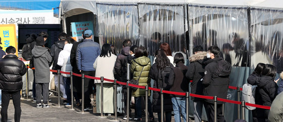 23일 서울 중구 서울역 임시선별검사소를 찾은 시민들이 코로나19 검사를 받기 위해 줄지어 기다리고 있다. 2022.1.23/뉴스1 © News1