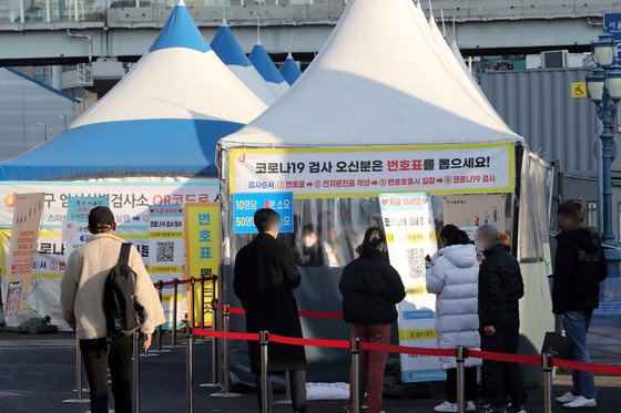 24일 오전 서울 중구 서울역광장에 마련된 신종 코로나바이러스 감염증(코로나19) 임시선별진료소에서 시민들이 검사를 기다리고 있다. 2022.1.24/뉴스1 © News1