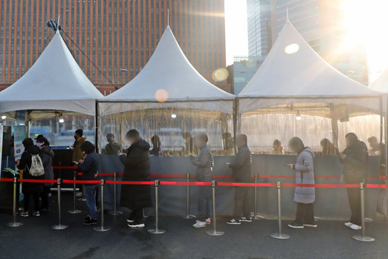 24일 오전 서울 중구 서울역광장에 마련된 신종 코로나바이러스 감염증(코로나19) 임시선별진료소에서 시민들이 검사를 기다리고 있다.  © News1
