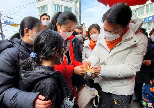 안철수 국민의당 대선 후보가 22일 경남 진주중앙시장을 방문해 시민들과 인사를 나누고 있다. 2022.1.22/뉴스1 © News1