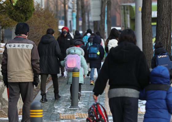 지난해 12월20일 서울 한 초등학교로 학생들이 등교하고 있다. /뉴스1 © News1