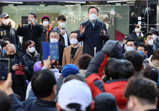 이재명 더불어민주당 대선 후보가 24일 오전 서울·경기 매타버스(매주 타는 민생 버스) ‘걸어서 민심 속으로’의 일환으로 경기 이천시 이천중앙로문화의거리를 찾아 “국민 편가르기 하는 세대포위가 아닌 세대포용을 해야 한다”며 즉석 거리연설을 하고 있다. © News1 국회사진취재단