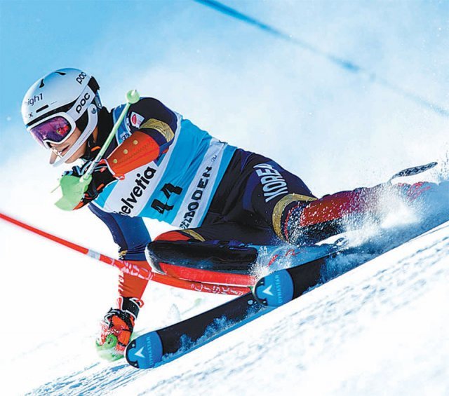 2010 밴쿠버 겨울올림픽에 처음 출전한 이후 올해로 네 번째 올림픽을 맞는 한국 남자 알파인 스키의 간판 정동현은 기량과 경험이 가장 원숙해진 올해 한국 알파인 스키 사상 최고 성적(21위)을 넘어 톱10 진입을 노리고 있다. 사진은 지난해 국제스키연맹(FIS) 월드컵 대회에 출전했을 당시 모습. 미국동부한인스키협회 제공