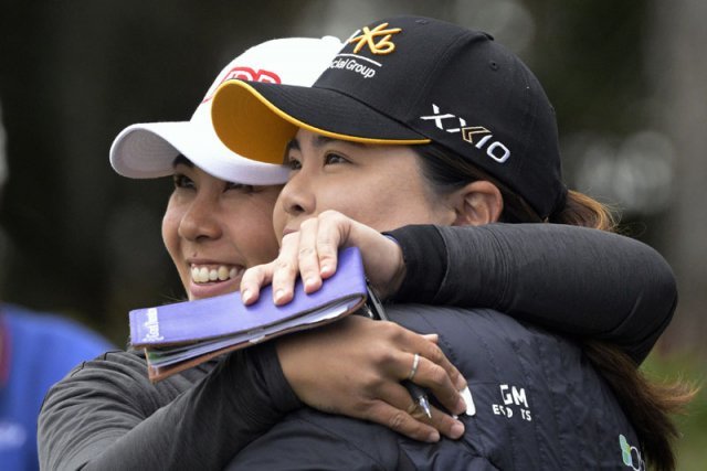 박인비 뒷심 부족 공동 8위 재미교포 대니엘 강(왼쪽)이 24일 LPGA 개막전에서 우승한 뒤 박인비와 함께 환하게 웃고 있다. 올랜도=AP 뉴시스