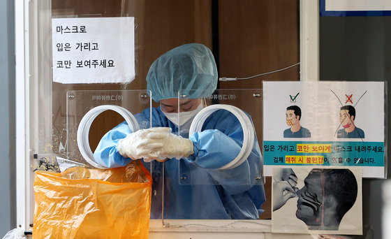 23일 서울 중구 서울역 임시선별검사소에서 한 의료진이 잠시 휴식을 취하고 있다. 2022.1.23/뉴스1 © News1