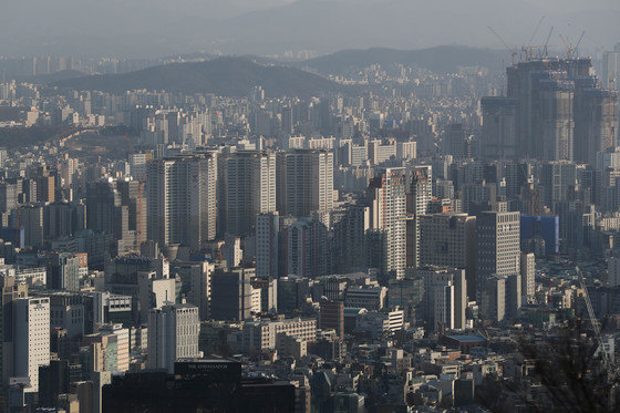 전국 집값 상승폭이 1년 8개월 만에 최저로 떨어졌다. 지난 23일 KB부동산 자료에 따르면 이달 전국 주택(아파트·연립·다세대·단독주택 포함)의 평균 매매 가격은 0.28% 상승했다. 이는 2020년 5월(0.14%) 이후 최저 상승률이다.  사진은 24일 서울 남산에서 바라본 아파트 밀집지역 모습. 2022.1.24/뉴스1 © News1