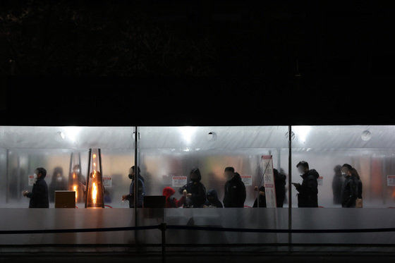 24일 오후 서울 송파구 잠실종합운동장 제2주차장에 마련된 검사소에서 시민들이 코로나19 검사를 받기 위해 줄 서 있다.  2022.1.24/뉴스1 © News1