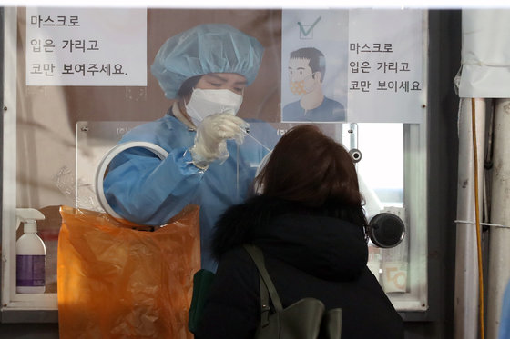 서울 중구 서울역광장에 마련된 신종 코로나바이러스 감염증(코로나19) 임시선별진료소에서 시민들이 검사를 받고 있다./뉴스1 © News1