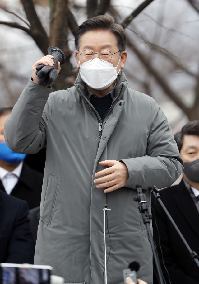 [가평=뉴시스] 이재명 더불어민주당 대선 후보가 25일 경기 가평철길공원을 방문해 연설하고 있다. 2022.01.25.