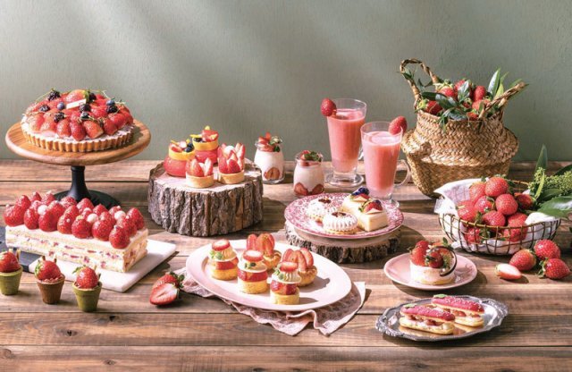 호텔 서울드래곤시티의 디저트 뷔페 ‘딸기 스튜디오’에서는 신선한 생 딸기와 딸기를 이용한 30여 종의 다채로운 메뉴를 무제한으로 즐길 수 있다.