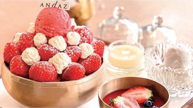 안다즈 서울 강남에서는 충남 공주 특산물인 당도 높은 고맛나루 딸기를 듬뿍 올린 ‘조각보 딸기 빙수’ 세트를 선보이고 있다.