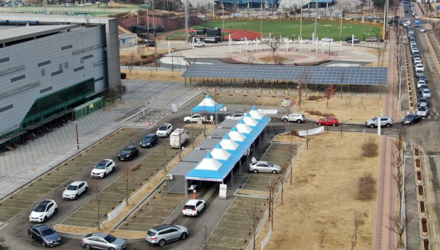 25일 오후 인천 연수구 선학경기장 드라이브스루 임시선별검사소에 검사를 받기 위한 차량 행렬이 길게 이어져 있다. 뉴스1