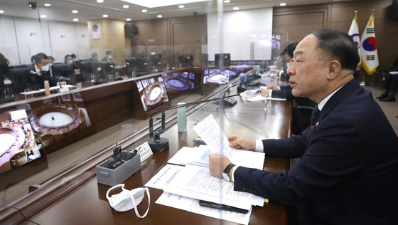 홍남기 부총리 겸 기획재정부 장관이 25일 오전 정부세종청사에서 제 227차 대외경제장관회의 및 제 140차 대외경제협력기금운용위원회를 주재하며 발언하고 있다.2022.1.25 /뉴스1 © News1