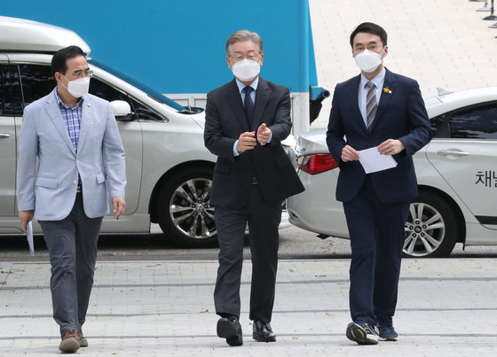 2021년 8월 8일 당시 이재명 더불어민주당 대선 경선후보(가운데)가 박홍근 캠프 비서실장(왼쪽), 김남국 수행실장과 함께 기자회견을 위해  여의도 국회 소통관으로 이동하는 모습. © News1