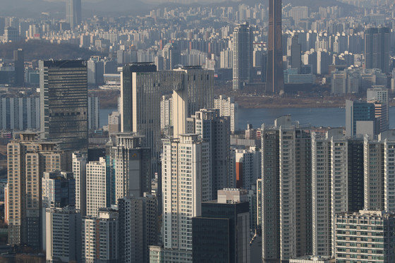 24일 서울 남산에서 바라본 아파트 밀집지역. 2022.1.24/뉴스1 © News1
